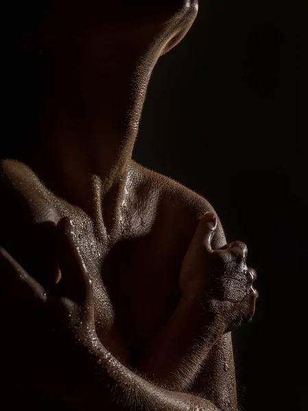 Sexy desnudo mujer cuello y hombros con gotas de agua sobre un fondo negro —  Fotos de Stock