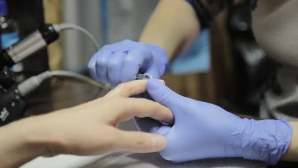 Manicure aparar a cutícula para as mulheres mão cuidada no salão de beleza. processo de corte cutícula — Vídeo de Stock