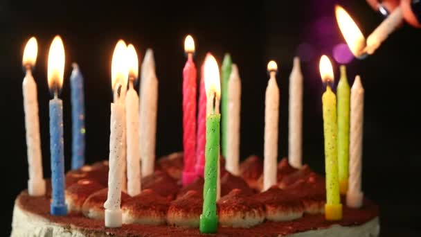 Mujer enciende velas en sabroso pastel de cumpleaños. Movimiento lento — Vídeos de Stock