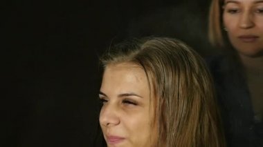 şık Kuaför güzel bir kadın, ağır çekim saç su sıçramalarına