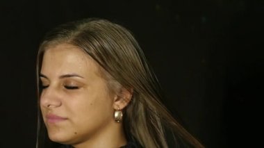 şık Kuaför güzel bir kadın, ağır çekim saç su sıçramalarına