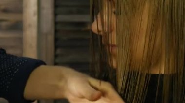 Tüyleri Blow-Drying. Kuaför Güzellik Salonu kurutma ile istemci saç kurutma. ağır çekim