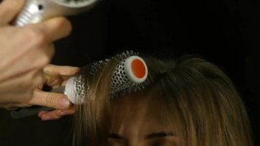 Tüyleri Blow-Drying. Kuaför Güzellik Salonu kurutma ile istemci saç kurutma. ağır çekim
