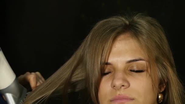 Высушивание волос. Парикмахер сушит клиенту волосы феном в салоне красоты. замедленное движение — стоковое видео