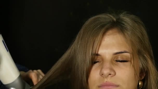 Secado por soplado de pelo. Peluquería de secado de cabello cliente con secador de pelo en el salón de belleza. cámara lenta — Vídeo de stock