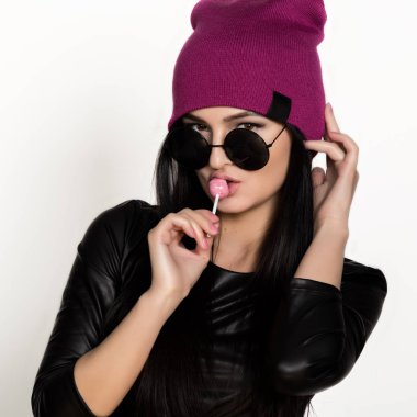 Serin hipster kadın güneş gözlüğü takıyor. Kamera mutlu gülümseyerek arayan güzel üniversite öğrenci