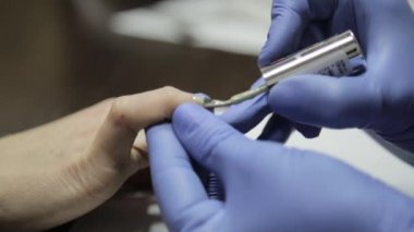 kadının el tırnakları kırmızı Lehçe Güzellik Salonu ile boyama sırasında