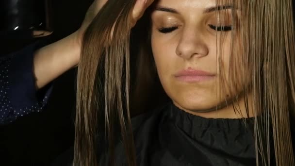 Fryzjer jest oddzielenie włosów nitki z grzebień dla kobiety klienta w salonie piękności. zwolnionym tempie — Wideo stockowe