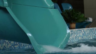 su boru su parkı içinde dışarı akar. Eğlence Parkı içinde su kaydırağı. 4k