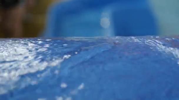 Вода течет из трубы в аквапарке. водные горки в парке развлечений. 4K — стоковое видео