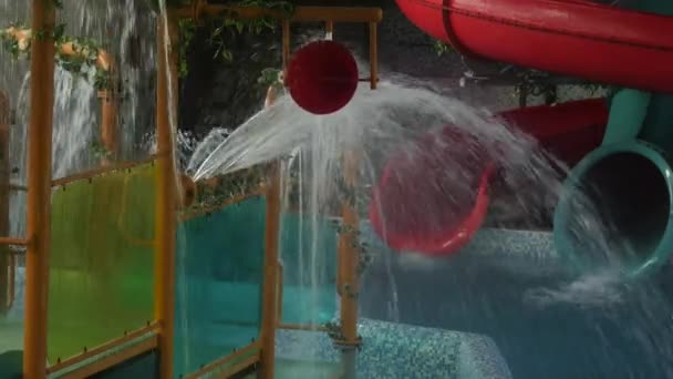 Stromen van water stroomt in het zwembad in het aquapark. pretpark voor kinderen. 4k — Stockvideo