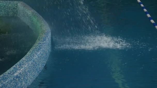 Stromen van water stroomt in het zwembad in het aquapark. pretpark voor kinderen. Slow motion — Stockvideo