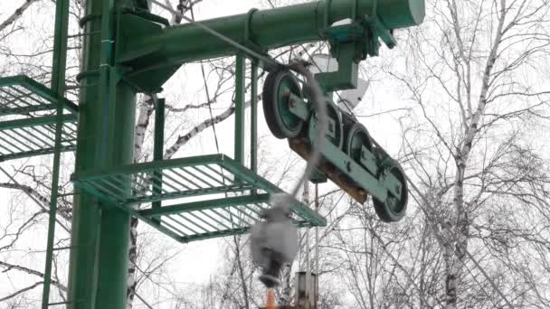 Partes del elevador de arrastre, mecanismo de torsión eleva alrededor. ascensor para esquiadores y snowboarders. deportes de invierno — Vídeo de stock