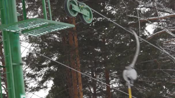 Části přetažení výtah, kroucení mechanismus vleky v okolí. vlek pro lyžaře a snowboardisty. Zimní sporty — Stock video