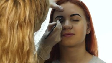 Güzel istemcisinin kaşları çizim profesyonel makyaj sanatçısı. Güzellik ve moda kavramı