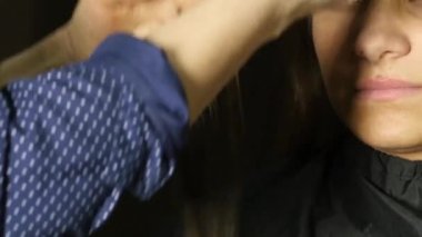 Profesyonel kuaför ayıran saç kesme patlama Kuaför salonu kadın istemcisinin ayrılmaktadır. 4k