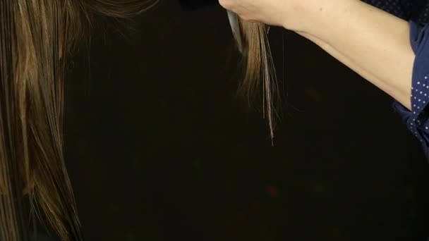 Il parrucchiere professionista separa ciocche di capelli che tagliano frangia di cliente di donna in salone di capelli. rallentatore — Video Stock