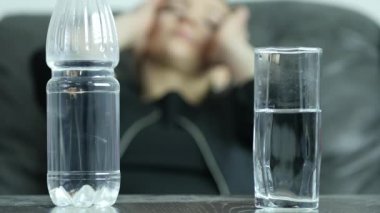 Yakın çekim efervesan tablet bardak su vurguladı, intihar genç kadın depresif. 4k