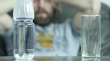 Yakın çekim efervesan tablet bardak su vurguladı, intihar edecek bir genç adam depresif. 4k