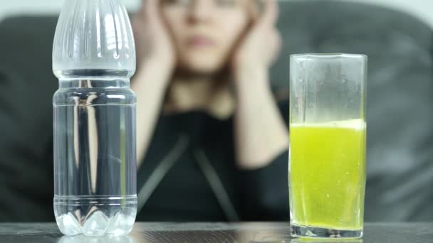 Gros plan comprimé effervescent dans un verre d'eau, stressé jeune femme suicidaire déprimée. 4K — Video