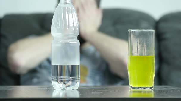 Man har huvudvärk, han tar ett glas med medicin. slowmotion — Stockvideo