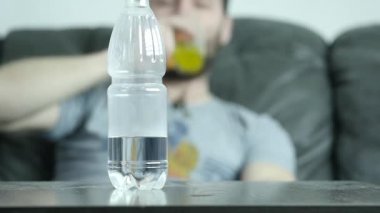 Adam bir baş ağrısı vardır, o ilaç ile bir bardak alır. ağır çekim