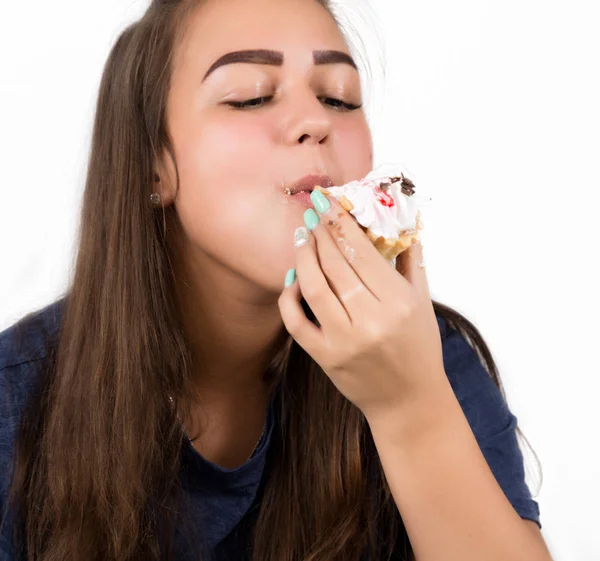 長いダイエット後狂乱のカップケーキを食べる大食漢女 — ストック写真