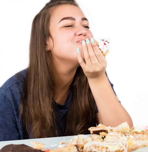 ダイエット後の喜びのカップケーキを食べる若い女性 — ストック写真