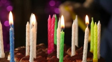 Yakın çekim kadın lezzetli doğum günü pastası mum ışıkları. Ağır çekim