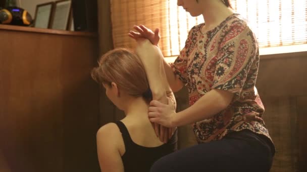 Уход за телом и здоровый образ жизни. Профессиональный тайский массаж в салуне . — стоковое видео
