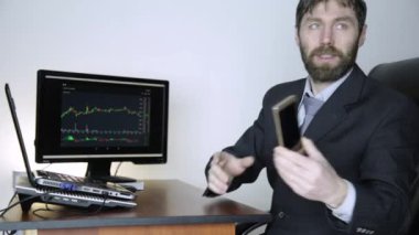 tüccar bir kripto borsa üzerinde çalışmak için video iletişim istemci önerir. Döviz Alım Satım grafik laptop izlerken