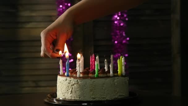 Close-up vrouw lichten kaarsen op lekkere verjaardagstaart. Slow motion — Stockvideo