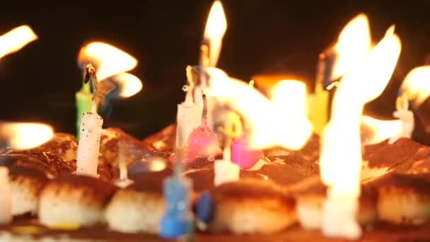 Heureuse femme émotionnelle soufflant les bougies sur un gâteau d'anniversaire, bougies éteintes — Video