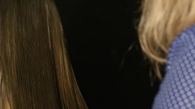 Profesyonel kuaför ayıran saç kesme patlama Kuaför salonu kadın istemcisinin ayrılmaktadır. ağır çekim