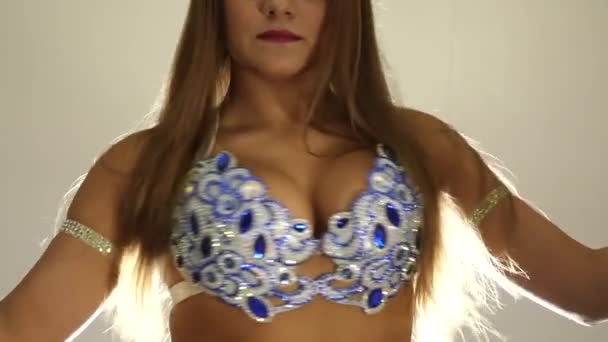 Krásná žena v orientální podprsenku s velkými prsa roztřesené tělo zpomaleně. Orientální tanec — Stock video