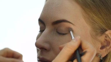 Günlük makyaj, profesyonel makyöz Close-Up womans yanaklarda fırça ile toz koyar