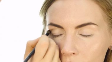 Günlük makyaj, profesyonel makyöz Close-Up womans yanaklarda fırça ile toz koyar