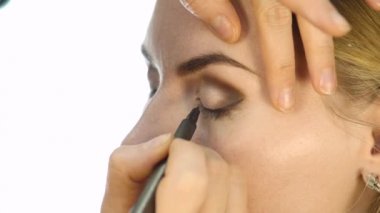 Profesyonel makyöz Close-Up modeli büyük bir fırça ile göz boyuyor. moda endüstrisi kozmetik