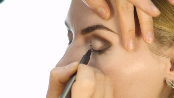 Primer plano del maquillador profesional tiñe los ojos del modelo con un pincel grande. cosméticos de la industria de la moda — Vídeos de Stock