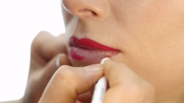 Professionell makeupartist tillämpa kontur på läpparna av modell. mode branschen kosmetika — Stockvideo