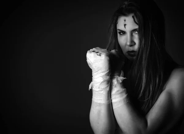 Belle jeune combattante après le combat sur un fond sombre. filles en arts martiaux. noir et blanc. espace libre pour votre texte — Photo
