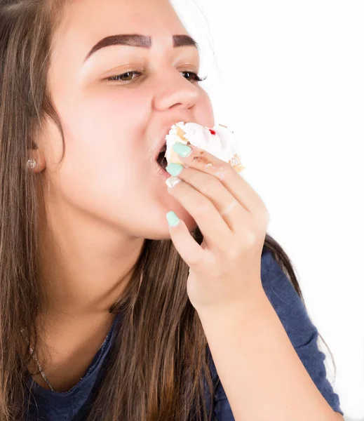 Mujer joven comiendo magdalenas con placer después de una dieta —  Fotos de Stock
