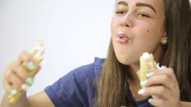 Ung kvinna äta cupcakes med glädje efter en diet — Stockvideo