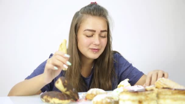 Jovem mulher comendo cupcakes com prazer após uma dieta — Vídeo de Stock