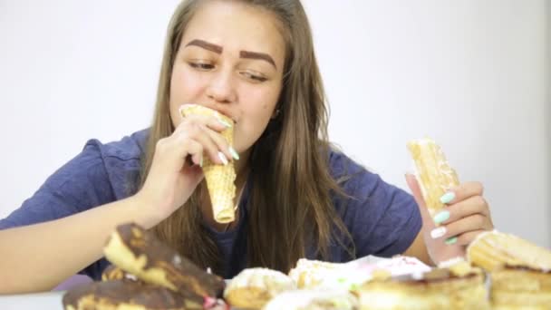 Fiatal nő cupcakes öröm eszik egy diéta után — Stock videók