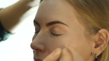 Günlük makyaj, profesyonel makyöz Close-Up womans yanaklarda fırça ile toz koyar