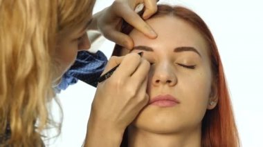Güzel istemcisinin kaşları çizim profesyonel makyaj sanatçısı. Güzellik ve moda kavramı
