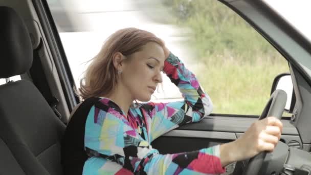 Όμορφη ξανθιά γυναίκα είναι οδήγηση και καλώντας από τηλέφωνο — Αρχείο Βίντεο