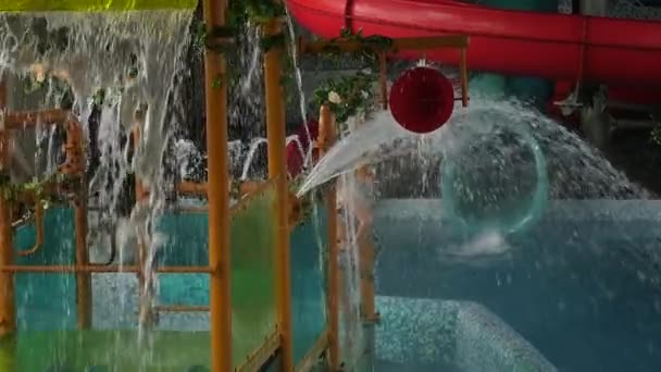 Aquapark 的水池里流淌着流水的水流。儿童乐园。慢 — 图库视频影像