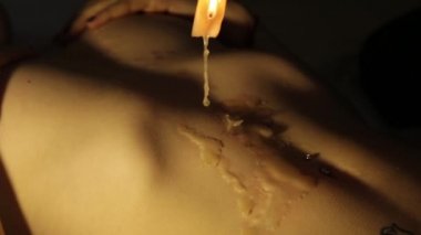 bir mum balmumu çıplak bir vücut üzerine damlar. kaç intimal bir an içinde